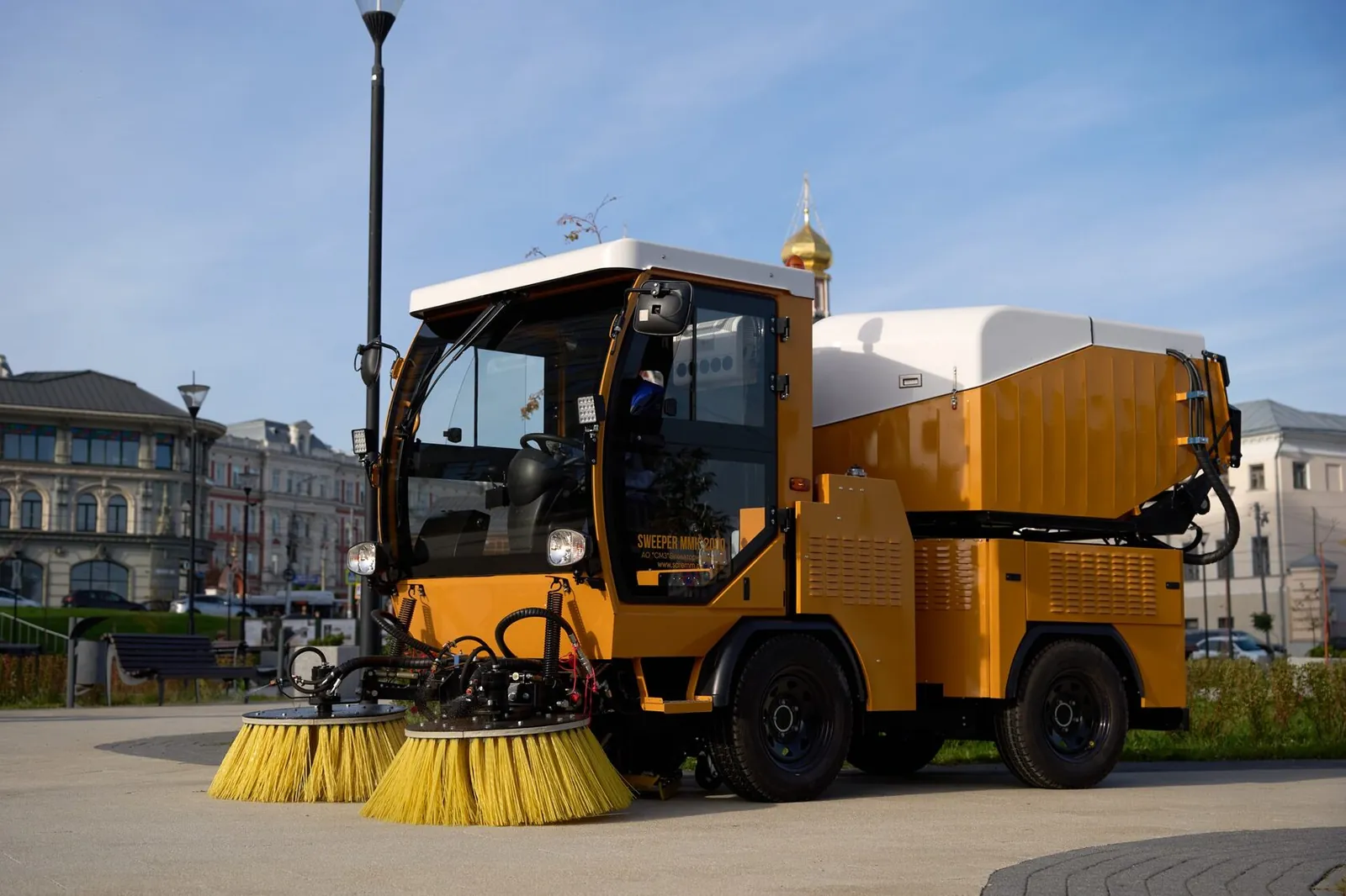 Sweeper ММК-2000 на улице Саратова